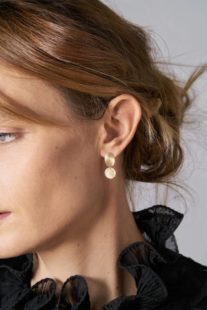 18KT yellow gold hanging earrings worn by a female ear - Pieno Vuoto 1E