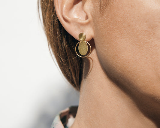 18KT yellow gold hanging earrings worn by a female ear - Pieno Vuoto 3E