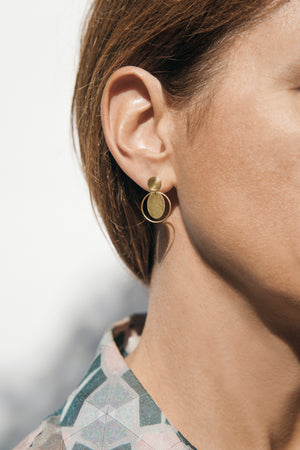 18KT yellow gold hanging earrings worn by a female ear - Pieno Vuoto 3E