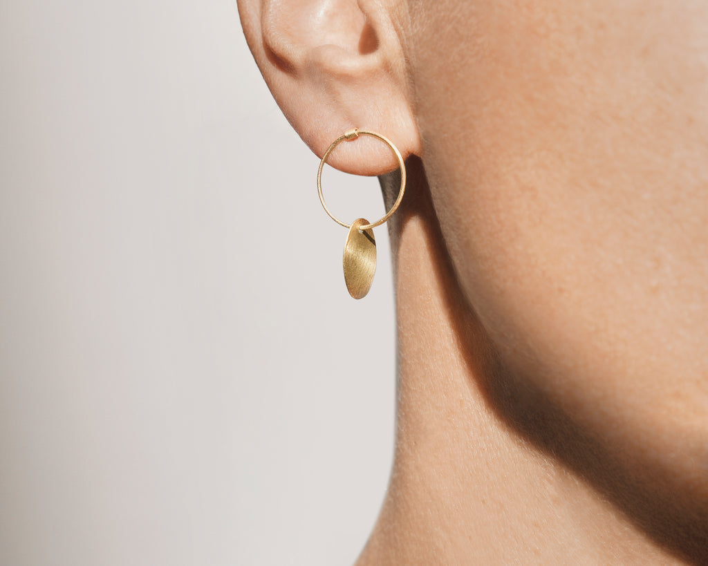18KT yellow gold hanging earrings worn by a female ear - Pieno Vuoto 4E