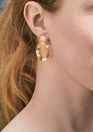 18KT yellow gold hanging earrings worn by a female ear - Quark