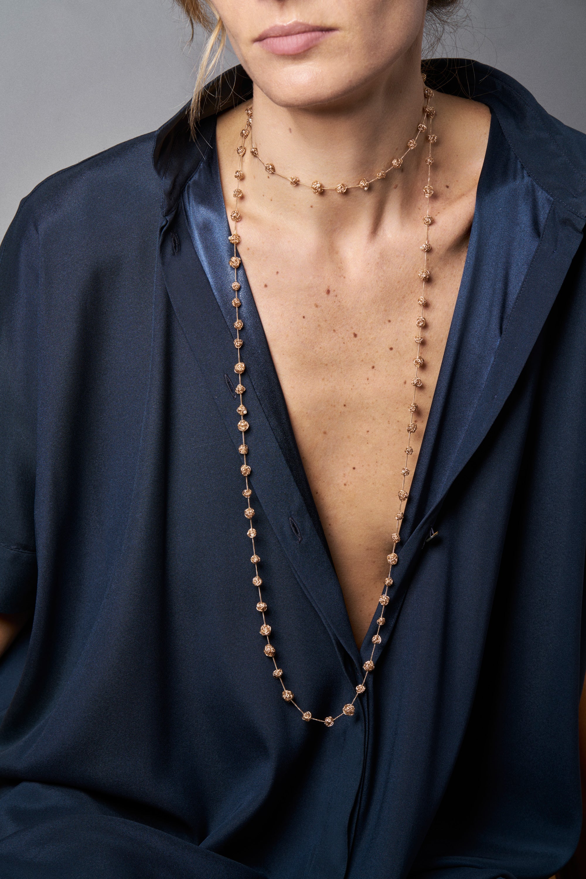18KT Yellow Long Gold necklace with freshwater pearls, length 110 cm, worn by a female neck - Gomitoli