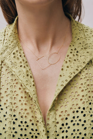 18KT yellow gold short necklace with geometric elements worn by a female neck - Ovale Rettangolo N