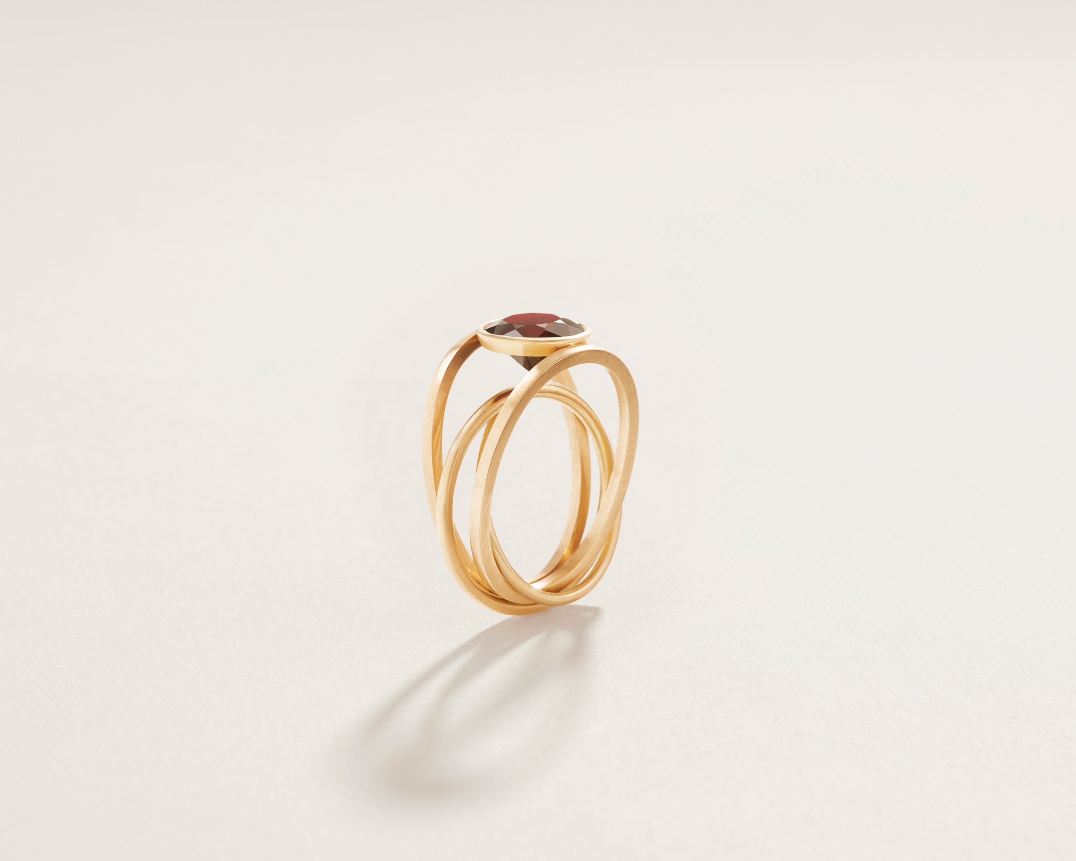 18KT yellow gold ring whit three bands and granet - Colore 2R
