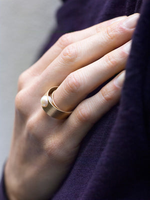 18KT yellow, white or rose double gold ring with akoya pearl (diameter 8 MM) worn by female hand - Move
