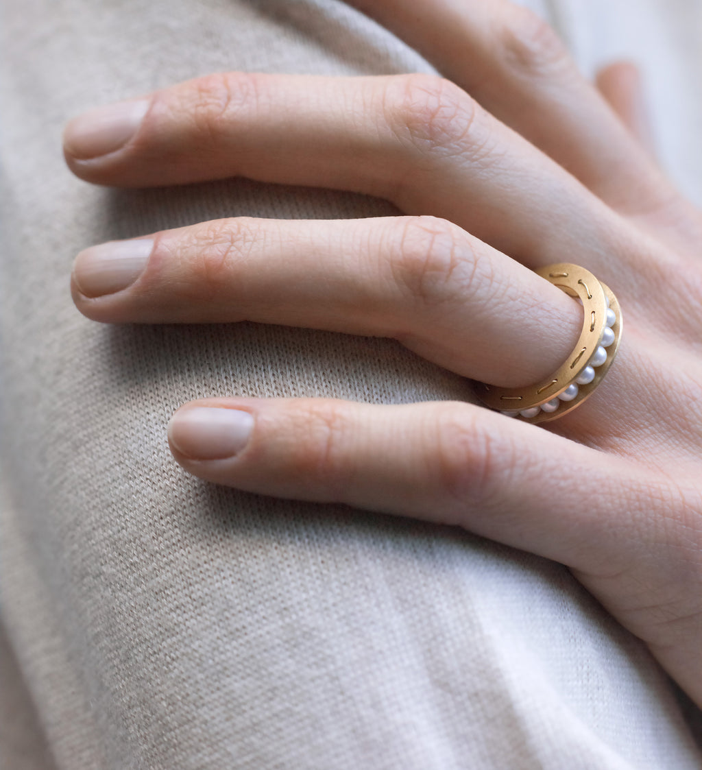 18KT yellow gold ring with freshwater pearls worn by a female hand – Sfere