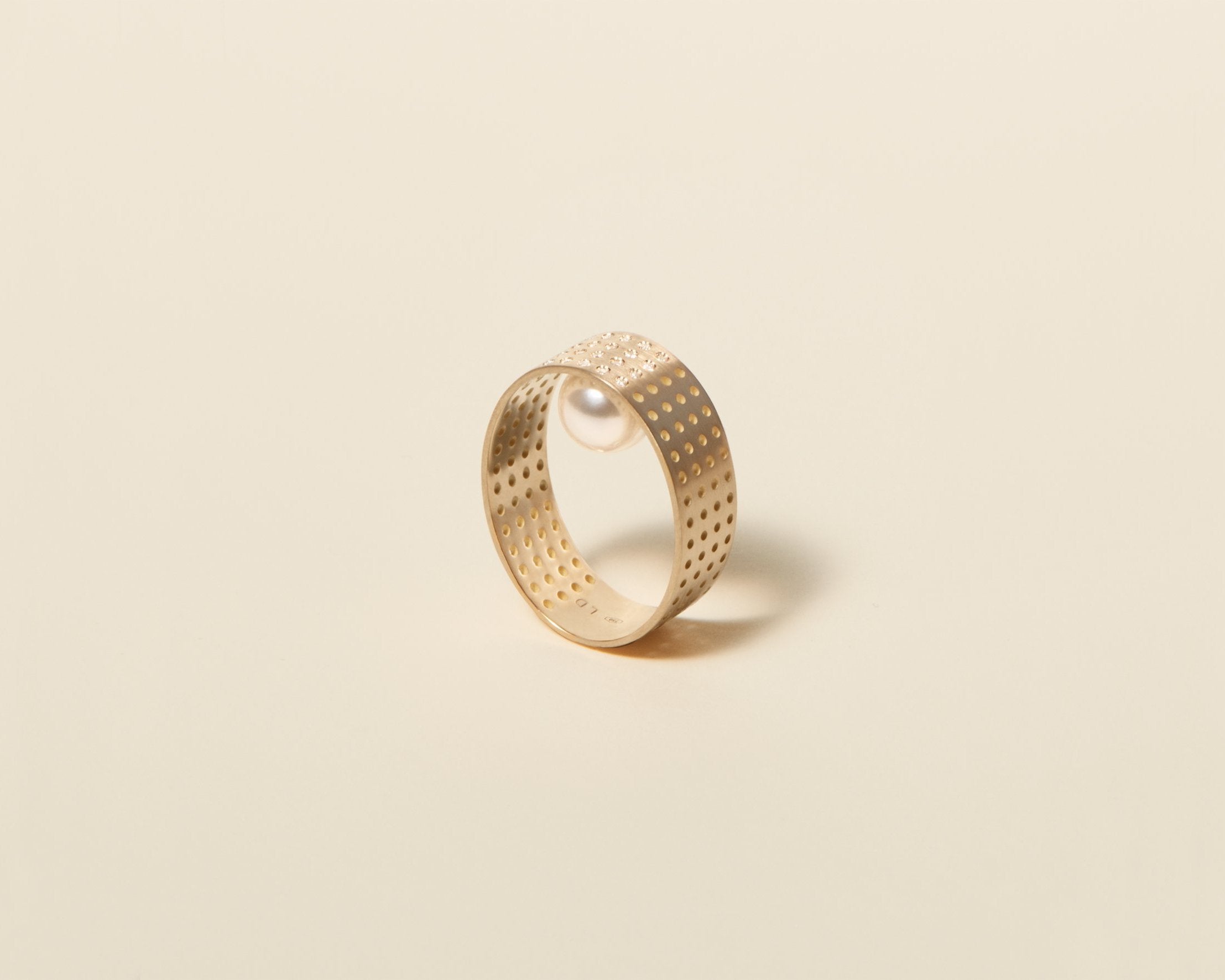 18KT band gold ring with akoya pearl (Diameter 8,5MM) - Pointillisme