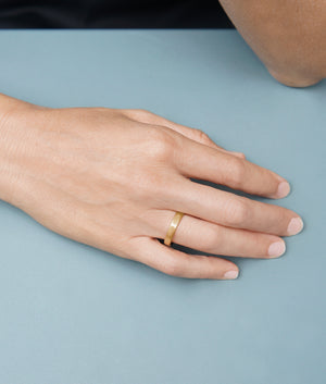 18KT yellow, white gold wedding rings worn by a female hand - Pois