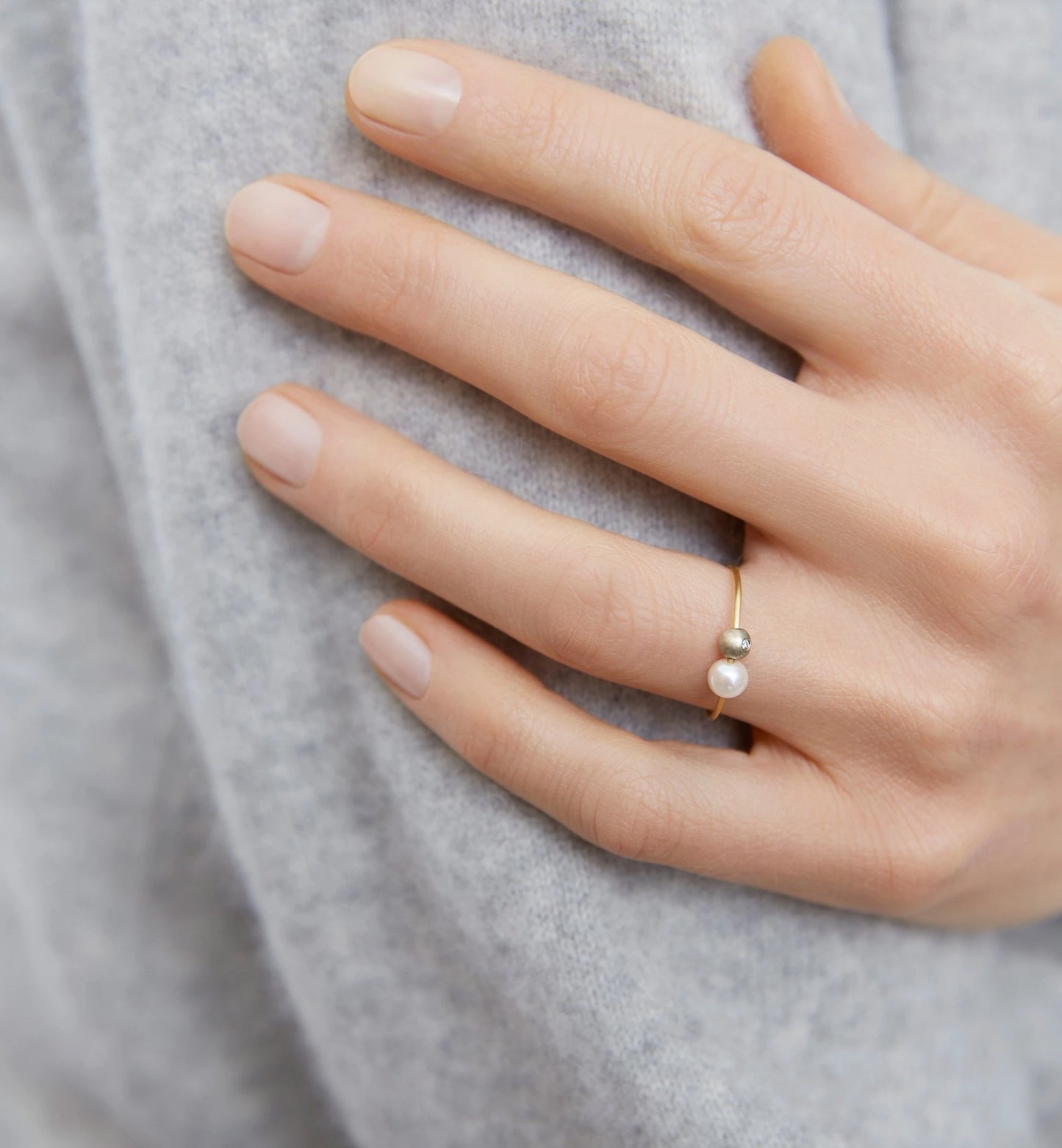 18KT thin yellow gold ring with akoya pearl (diameter 4,8 MM) worn by a female hand - Toi Perla Diamante