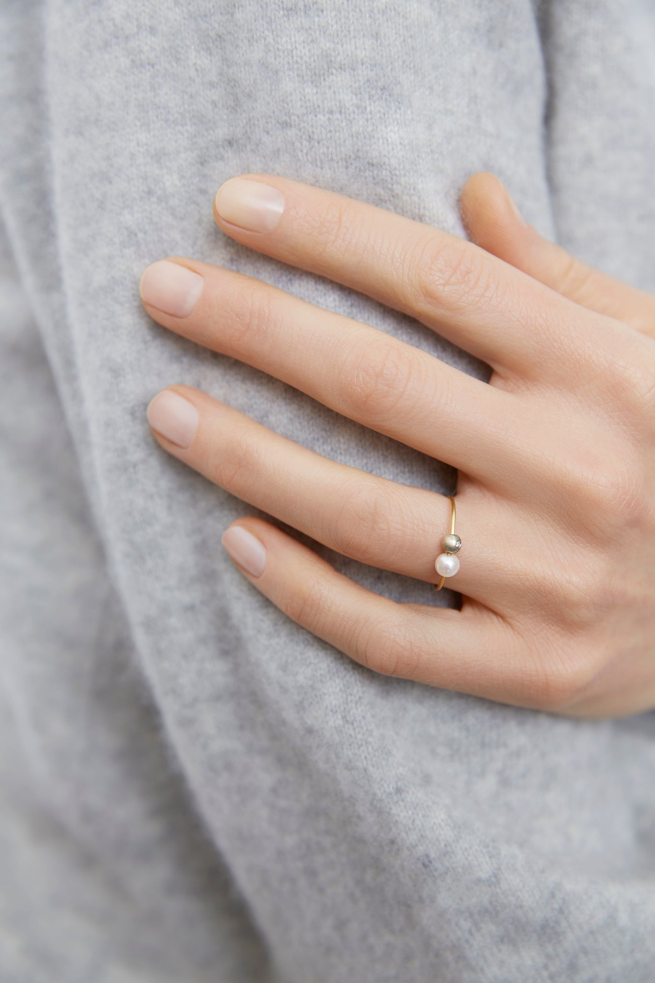 18KT thin yellow gold ring with akoya pearl (diameter 4,8 MM) worn by a female hand  - Toi Perla Diamante