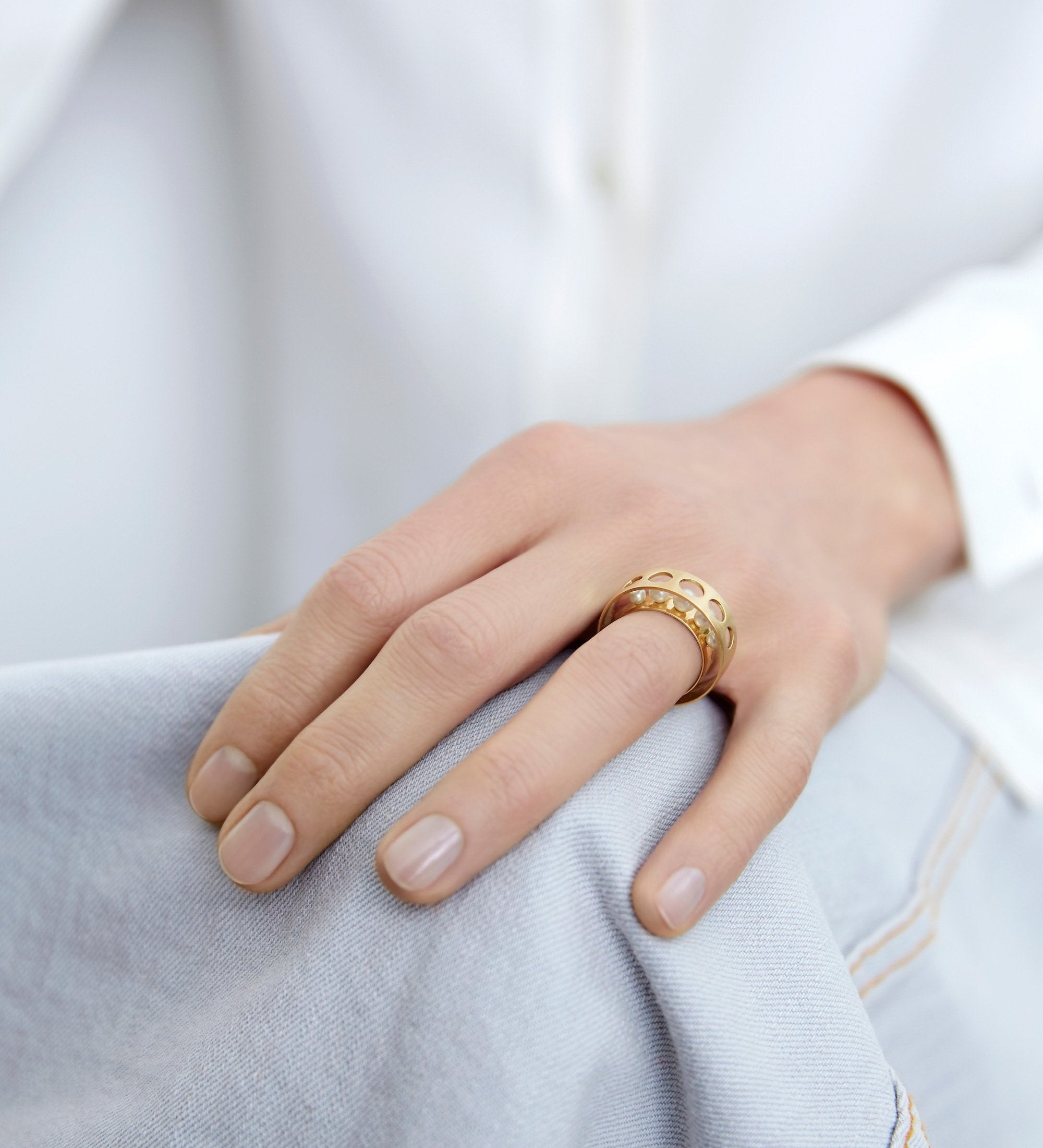 18KT Double band gold ring with akoya pearls (diameter 3-3,5-4 MM) worn by a female hand - Trasparenze R