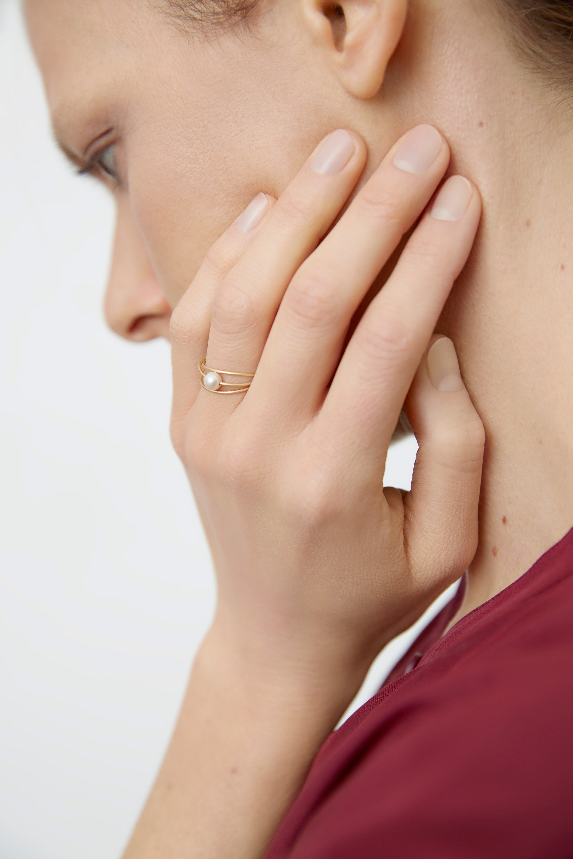 18KT yellow gold ring with white akoya pearl (diameter 4,8 MM) worn by a female hand- Tre Cerchi